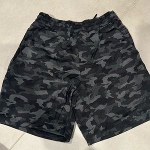 Men’s camo Lululemon Black shorts Pace Breaker Linerless
